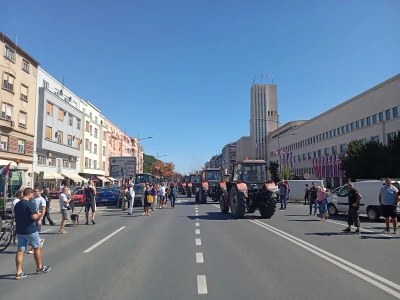 Protest ispred zgrade Banovine u Novom Sadu