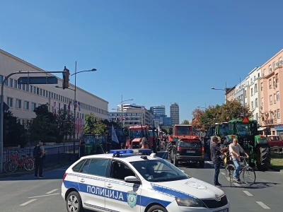 Protest ispred zgrade Banovine u Novom Sadu