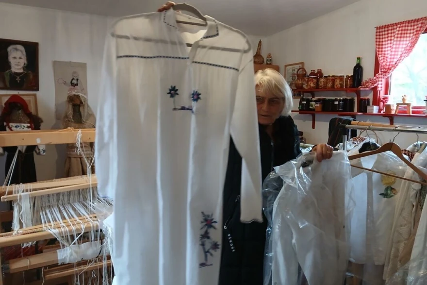 Ljubenka sa ko&scaron;uljom
