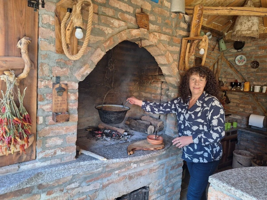Žena kuva gula&scaron;