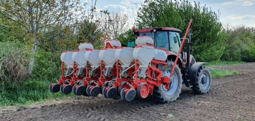 Traktor u setvi