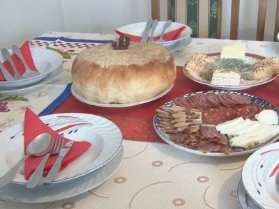 Sveža, žito, vino i kolač