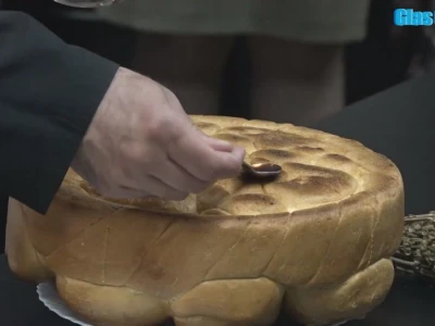 Sveža, žito, vino i kolač