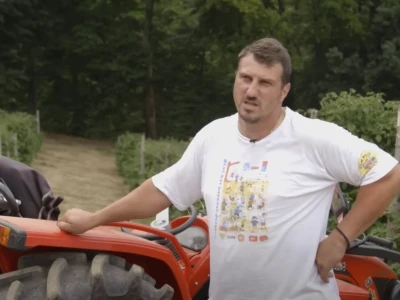 Voditelji poljoprivrednih emisija iza i ispred kamere
