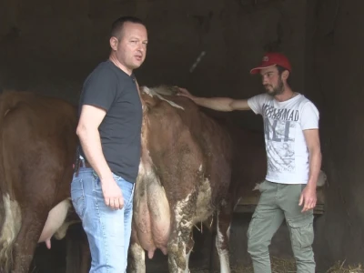 Voditelji poljoprivrednih emisija iza i ispred kamere