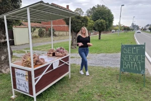 Prodaje batat na štandu bez prodavca: "Poslužite se sami"
