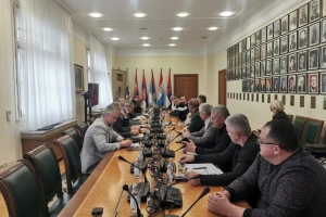 Mlekarska kriza: Umanjenje marži, ukidanje zakupa rafova i stabilna cena za sve