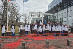 Poljoprivrednici kuvaju gulaš za studente, jedan traktor zaustavljen u Veterniku