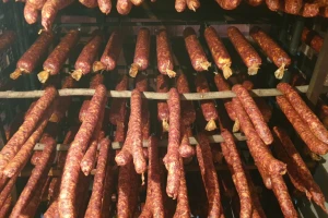 Vreme je svinjokolja: Kako dimiti meso u pušnici?