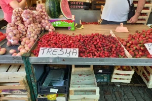 Kiša skratila sezonu, uzgajivači na gubitku: Na pijacama sve manje jagoda i trešanja