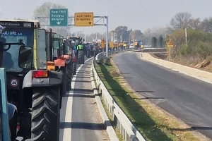 Oko 150 traktora blokira put prema Požarevcu