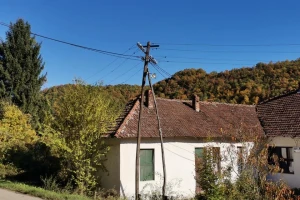 Bandere obrasle rastinjem, meštani valjevskih sela i dalje bez struje