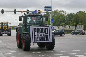 Nezadovoljni poljoprivrednici blokirali Hag, traktorima stvorili kolonu dužu od 1.100 km!