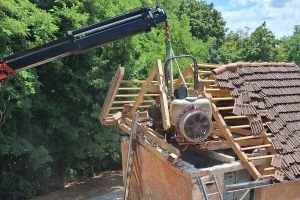 Vatrogasci sa krova kuće skidali - traktor?!