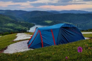 Na zapuštenoj dedovini podigao šatorsko naselje za turiste