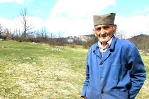 Relja Nedić samuje uz knjige u opustelom selu