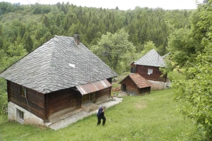 Dok se sela u Srbiji prazne, život se vraća u Ojkovicu iznad Zlatarskog jezera