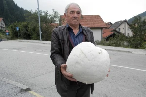Ubrao puharu veličine tri fudbalske lopte kod porodične kuće