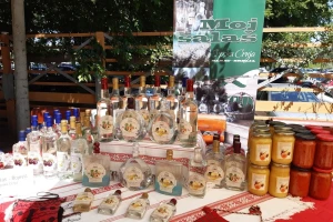 Rakija od kajsije koja nije prskana čitav vek, a pčele je oprašuju