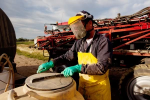 Pesticidi: Pravilna primena, mešanje formulacija i šta u slučaju trovanja?