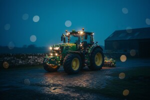 Cela Irska dolazi da vidi božićni traktor