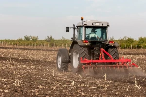 U selu kod Kragujevca mladić izgubio kontrolu i podleteo pod traktor