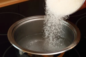 Ne zalivajte biljke šećernim rastvorom - ugušićete koren