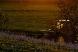 Meštani zatekli prevrnut traktor i beživotno telo muškarca