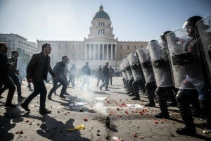 Grčki poljoprivrednici jure policiju!