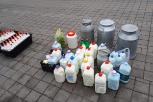 Proizvođači simbolično prosuli litar mleka: Traže uvođenje prelevmana i dodatnih carina