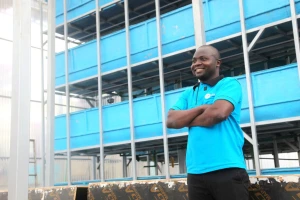 Obišli smo prvi vertikalni sistem za akvakulturu na svetu - nalazi se u Africi