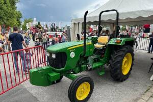 Traktor John Deere dobio Oskar Paška iz Temerina, sreću mu doneo trogodišnji Teodor