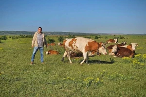 Pametne ogrlice menjaju čobane: Bogdan krave čuva pomoću telefona