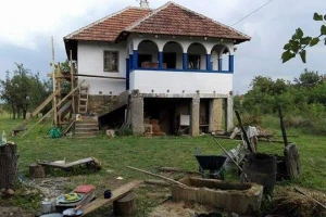 Počekovina: Miloš obnavlja kuću od blata, a pomažu mu volonteri iz celog sveta