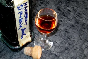 Liker od šipurka - čašica menja kilogram voća