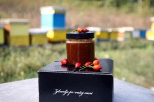 Evo kako nastaju lekoviti proizvodi na bazi meda, šipurka i crne zove