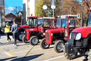 Podsticaji: Mladenovčani dobili 18 traktora i 35 priključnih mašina