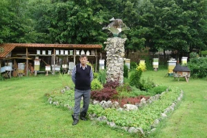 Momčilo Marković u Đurincu napravio spomenik pčeli u čast