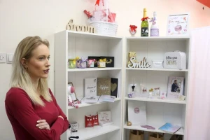 Prema željama kupaca i ličnim idejama kreira čokoladice sa porukom