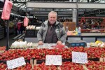 Posetili smo pijacu: Iza svake voćke i vezice peršuna stoji borba i snalažljivost
