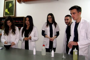 Srednjoškolci napravili pastu za zube od maslačka i šargarepe
