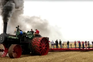 Najveći parni traktor na svetu - obnovljen je i ponovno ore