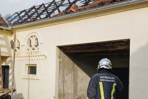 Spaljivao štetočine u drvenim daskama pa izazvao požar