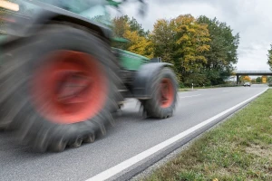 Vozio traktor sa 3,21 promila alkohola u krvi, izazvao nesreću i pobegao