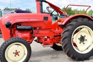Crveni Porše Junior sa 14 konja juri Nirburgringom