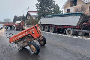 Nezgoda u Maljurevcu: Usled siline udara - prepolovljen traktor