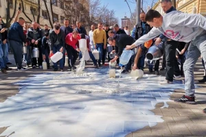 Crnogorce muči uvoz mleka iz Srbije - Šapčani prosipaju svoje
