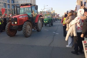 Poljoprivrednici podržavaju studente koji biciklima idu u Strazbur - peku pljeskavice u Kampusu