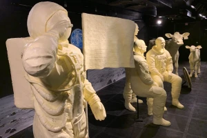 Od maslaca napravili skulpture posade Apola 11