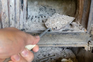 Kako iskoristiti drveni pepeo iz peći u bašti (i gde ga ne koristiti)